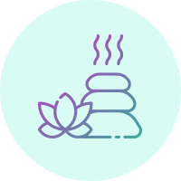 flor de loto junto a piedras calientes sugiriendo sanación holística de la cual las constelaciones familiares de Bert Hellinger pueden formar parte